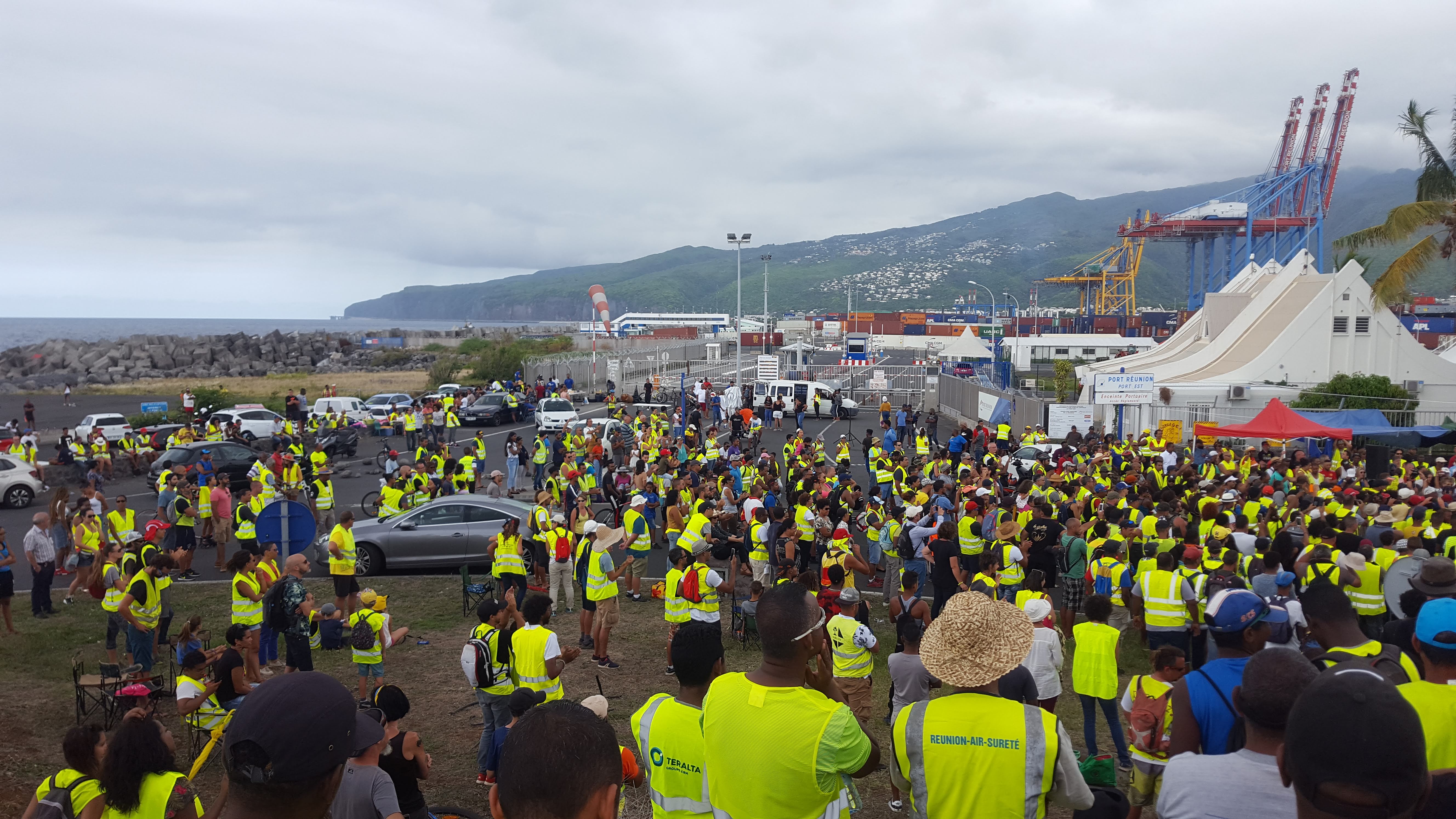 Manifestation de Gilets Jaunes devant les dépôts du Port (Photo : Christophe Guillemot, reporter en moto)