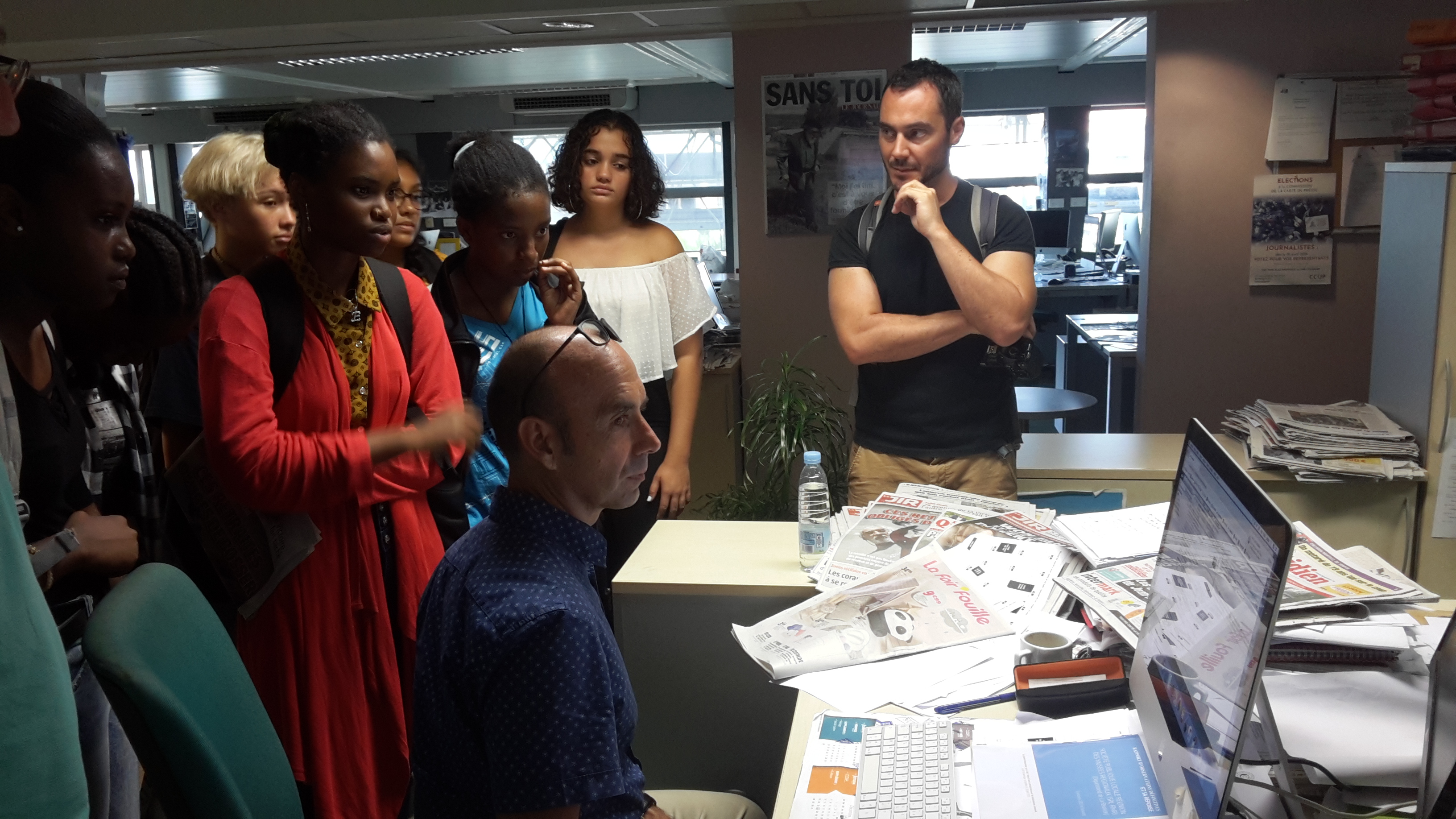La fabrication de l'information débute par le tri des dépêches de l'AFP (Agence France Presse) (Photo : Club Journal)