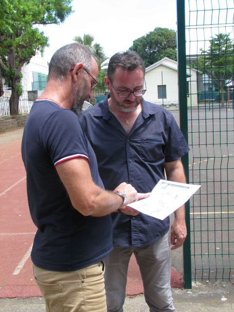 Quand M. Hanniet (à gauche) rencontre Tehem (au centre) (Photo : Christophe Guillemot au cœur de l'info)