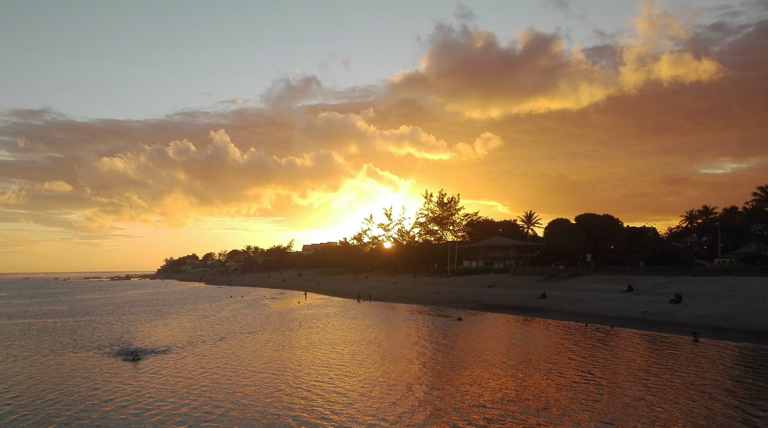 Coucher de soleil sur St Pierre. (Photo : club journal) Coucher de soleil sur le lagon de St Pierre. (Photo : club journal)