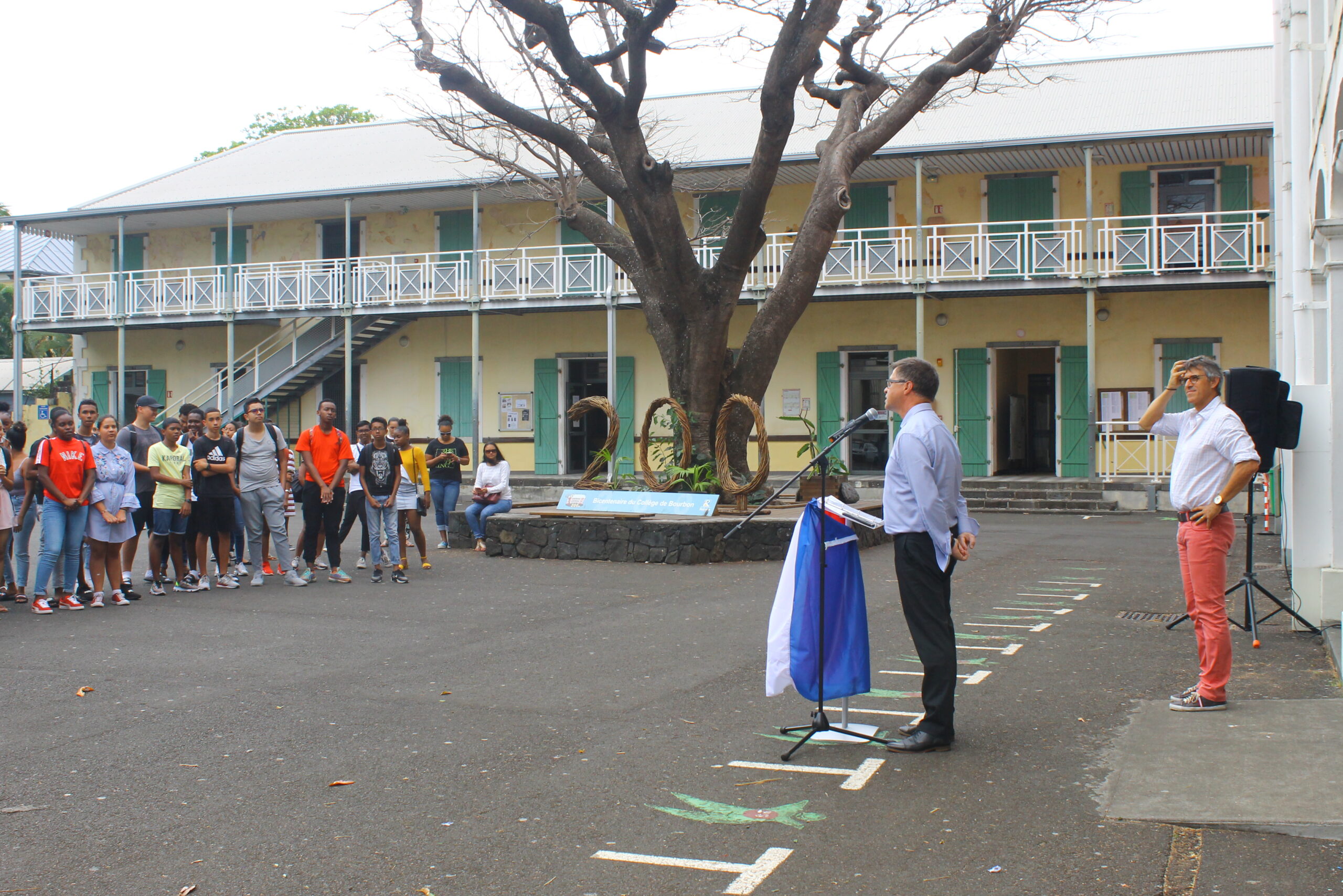 Remise des diplômes du DNB aux anciens élèves de 3e en présence de M. Bidegaimberry et de M. Eyquem. (Photo : Club Journal) Remise des diplômes du DNB aux anciens élèves de 3e en présence de M. Bidegaimberry et de M. Eyquem. (Photo : Club Journal)