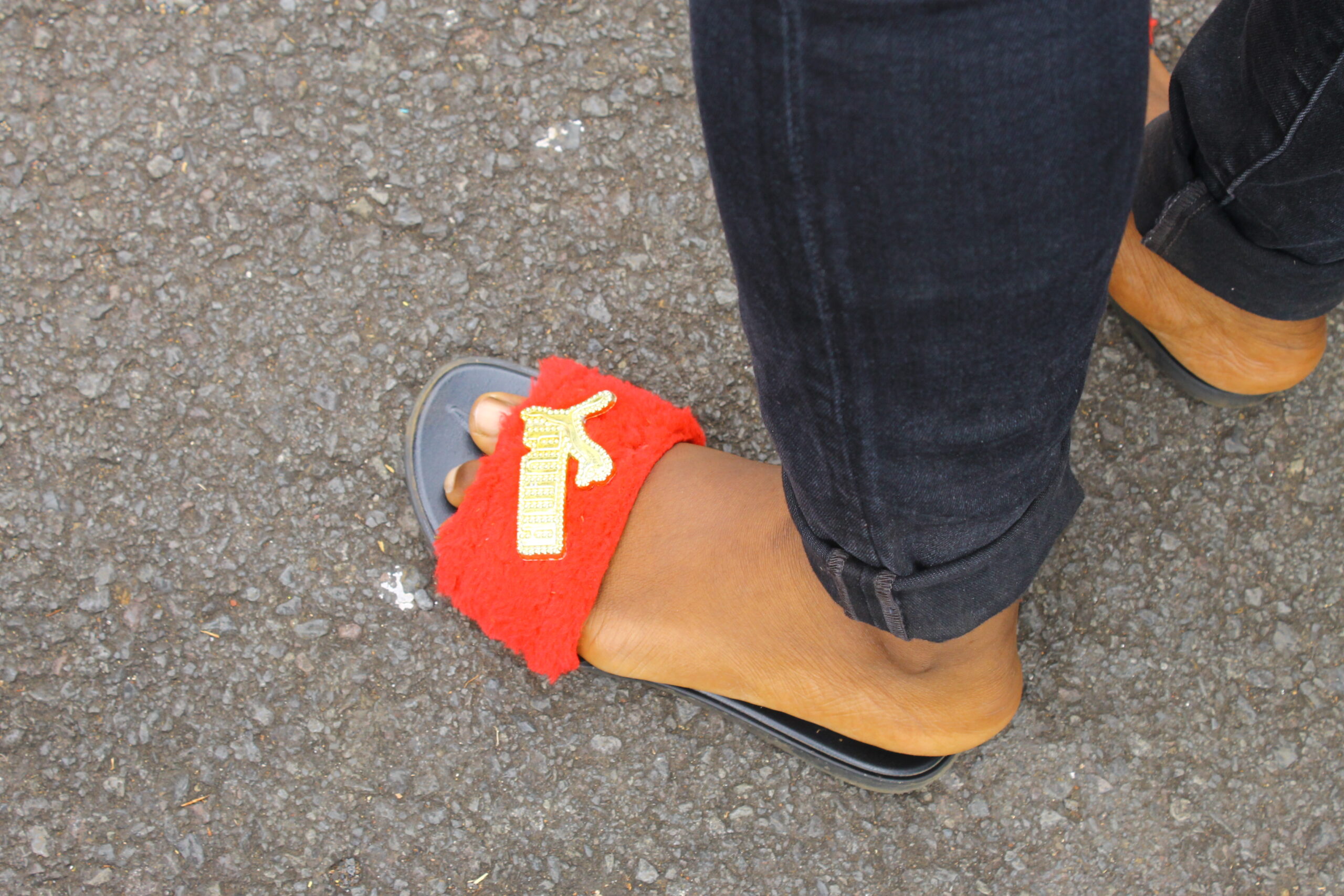 Quel étrange accessoire de mode ? Est-ce l’esprit lycée ? (Photo : Club Journal) Quel étrange accessoire de mode ? Est-ce l’esprit lycée ? (Photo : Club Journal)