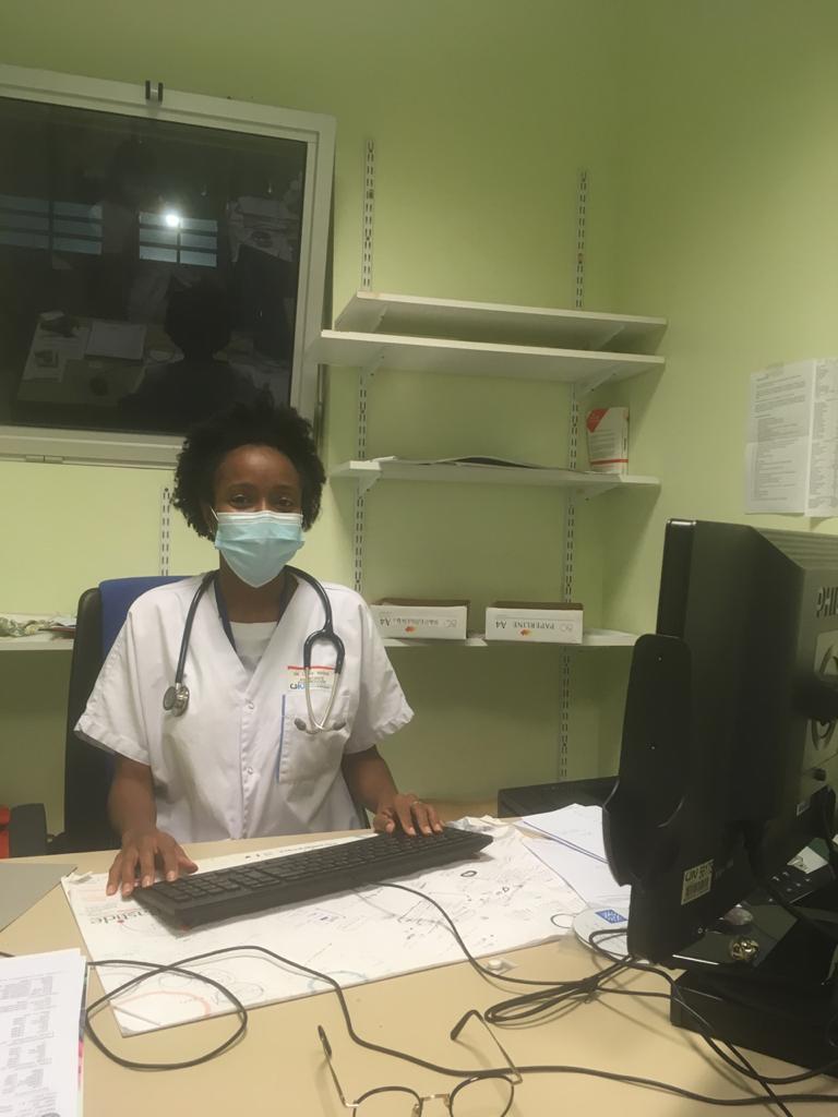 Docteur L. Masse dans son bureau Docteur Laurie MASSE